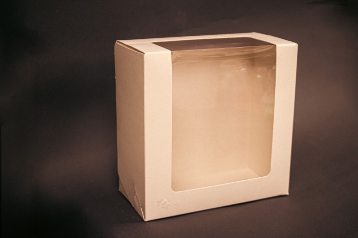 Коробка для торта 22,5x22,5x11 см с окном, белая самосборная
