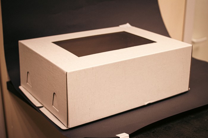 Коробка для торта 40*30*14 см, с окном белая